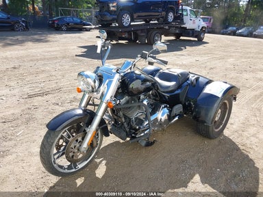 2015 HARLEY-DAVIDSON FLRT FREE WHEELER 1HD1MCM18FB852492 photo #3