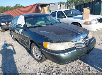 1999 LINCOLN TOWN CAR SIGNATURE Green  Gasoline 1LNHM82WXXY640859 photo #1