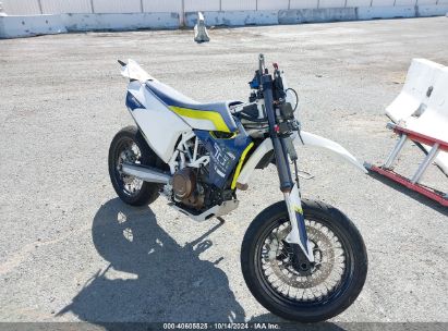 2016 HUSQVARNA SUPERMOTO 701 White  Gasoline VBKUST400GM784141 photo #1