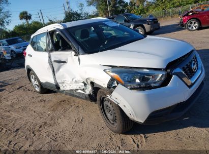 2019 NISSAN KICKS S White  Gasoline 3N1CP5CU5KL564076 photo #1