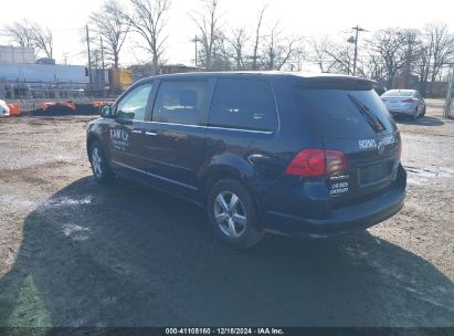 2010 VOLKSWAGEN ROUTAN SE Black  Gasoline 2V4RW3D17AR272567 photo #4