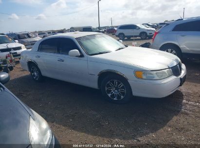 2000 LINCOLN TOWN CAR SIGNATURE White  Gasoline 1LNHM82W8YY788025 photo #1