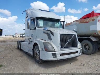 2016 VOLVO VN VNL White  Diesel 4V4NC9EH6GN934570 photo #1