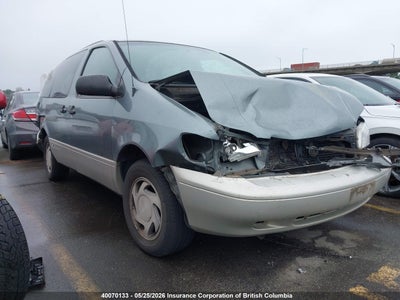 TOYOTA SIENNA 1999. Lot# 40070133. VIN 4T3ZF13C2XU092767. Photo 1