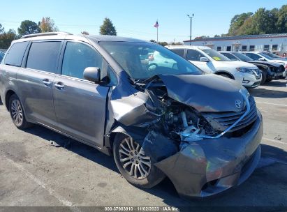 TOYOTA-SIENNA-5TDYK3DC2ES508588