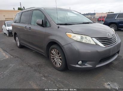 TOYOTA-SIENNA-5TDYK3DC7BS040482