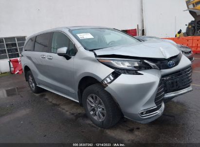 TOYOTA-SIENNA-5TDYSKFCXMS024030