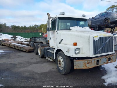 VOLVO CONVENTIONAL 1999. Lot# 38812562. VIN 4VGJDABE5XN865073. Photo 1