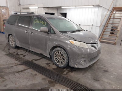 5TDYK3DC3BS113945 TOYOTA SIENNA Photo 1