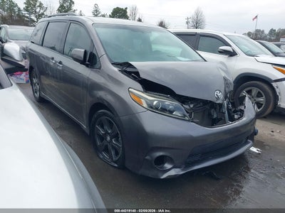 5TDXZ3DC2HS889466 TOYOTA SIENNA Photo 1