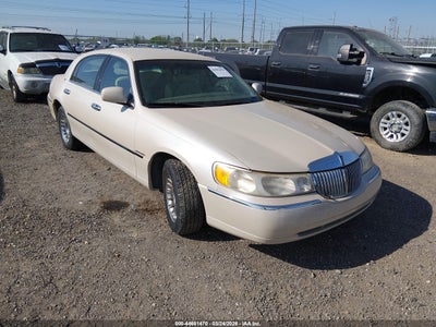 1LNHM83W9YY809222 LINCOLN TOWN CAR Photo 1