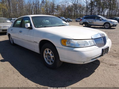 1LNHM82W3YY923556 LINCOLN TOWN CAR Photo 1