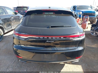 PORSCHE MACAN