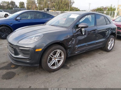 PORSCHE MACAN