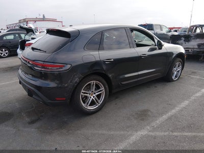 PORSCHE MACAN