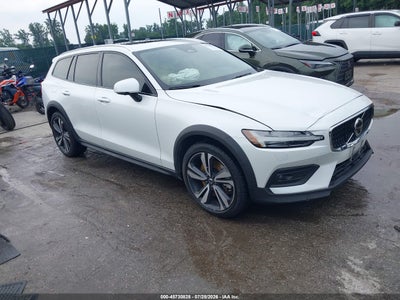 2023 Volvo V60 Cross Country