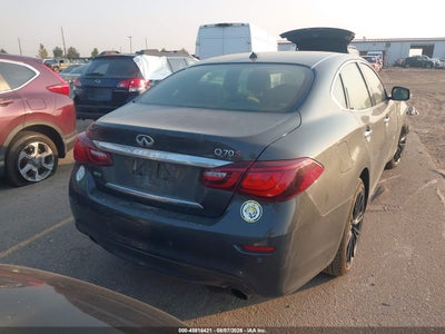 INFINITI Q70