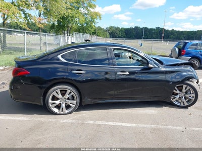 INFINITI Q70