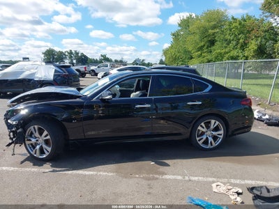 INFINITI Q70