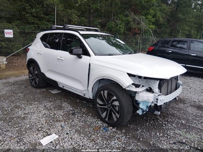 2025 Volvo XC40 B5 Plus Dark Theme