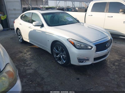 2015 Infiniti Q70