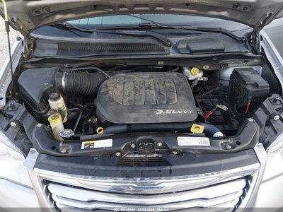 CHRYSLER TOWN & COUNTRY