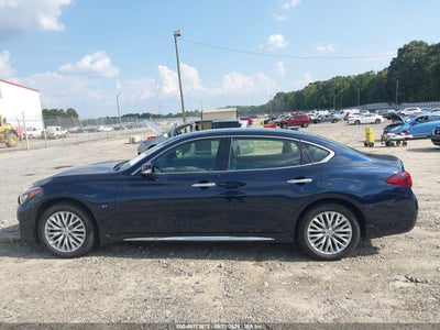 INFINITI Q70L