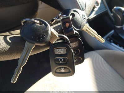 2016 HYUNDAI ELANTRA 11