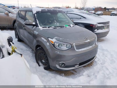 KNDJR3AE1J7033393 KIA SOUL EV Photo 1