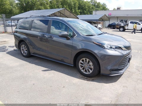 2025 Toyota Sienna LE