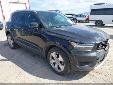 2022 Volvo XC40 T4 Momentum