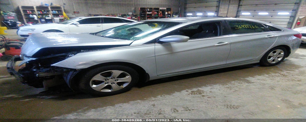 5NPEB4AC8BH192421 2011 HYUNDAI SONATA photo no. 2