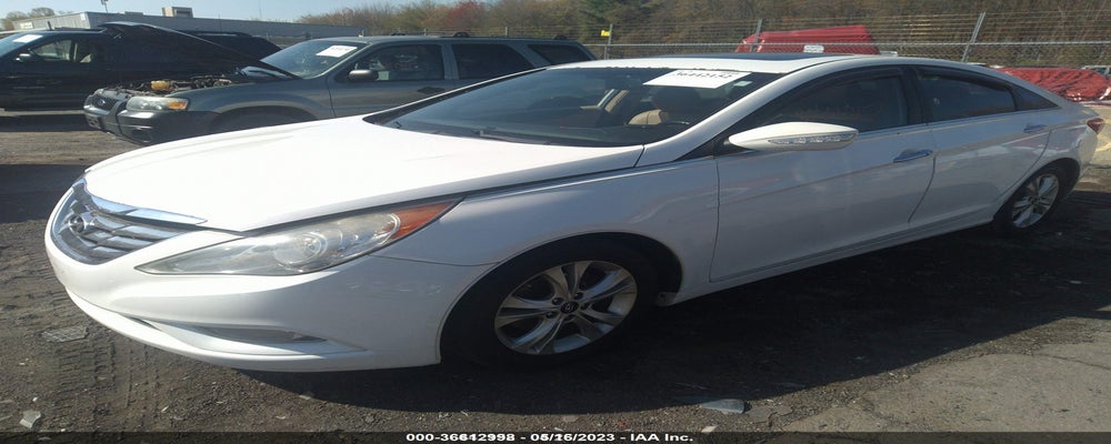 5NPEC4AC7BH305613 2011 HYUNDAI SONATA photo no. 2