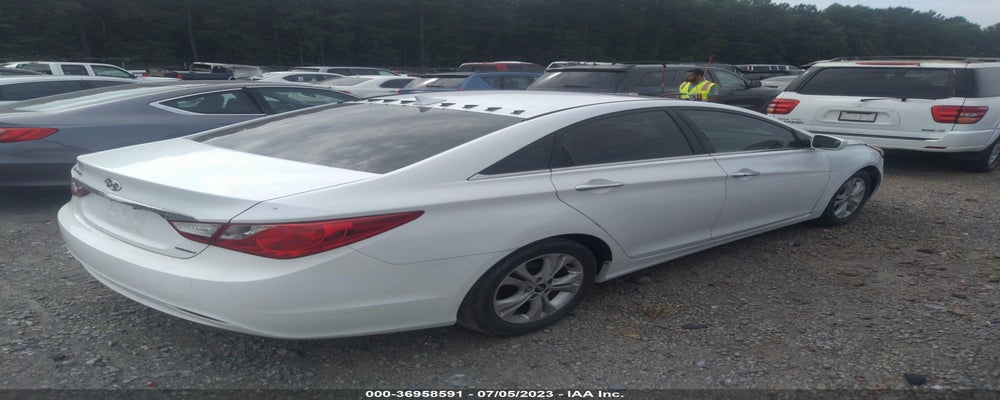 5NPEC4AC1BH307504 2011 HYUNDAI SONATA photo no. 4