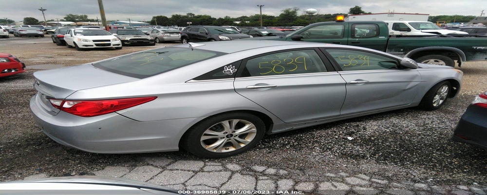 5NPEC4AC2BH058873 2011 HYUNDAI SONATA photo no. 4