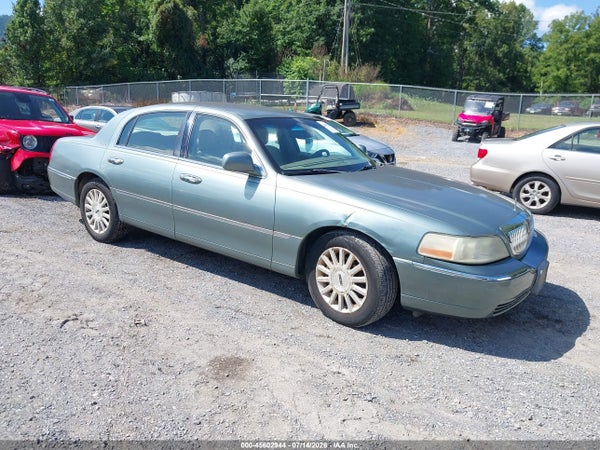 2004 Lincoln Town Car