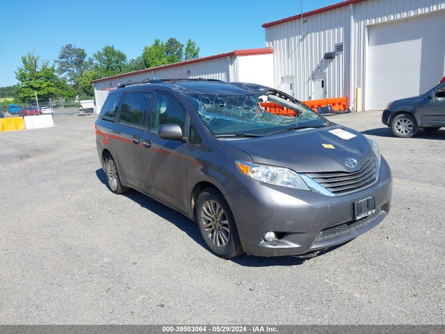 2014 TOYOTA SIENNA XLE V6 8 PASSENGER