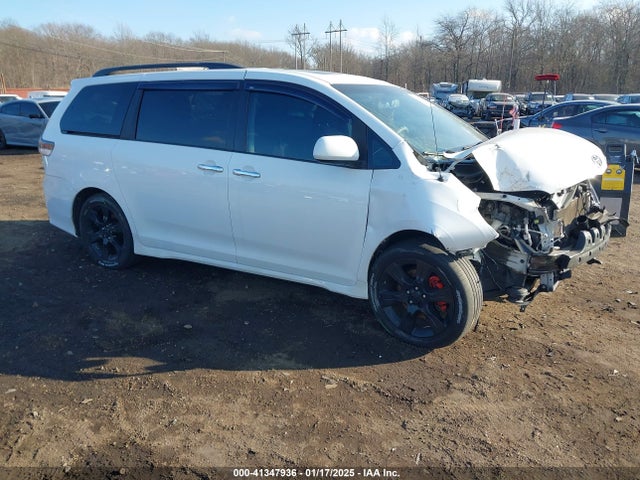 2014 TOYOTA SIENNA SE 8 PASSENGER