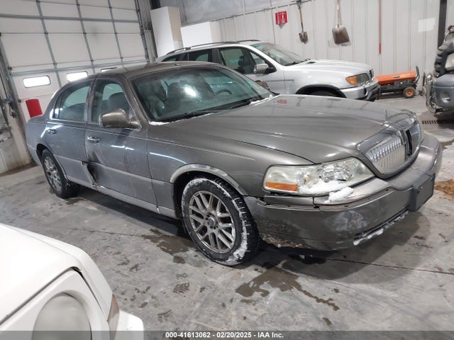 2003 LINCOLN TOWN CAR EXECUTIVE