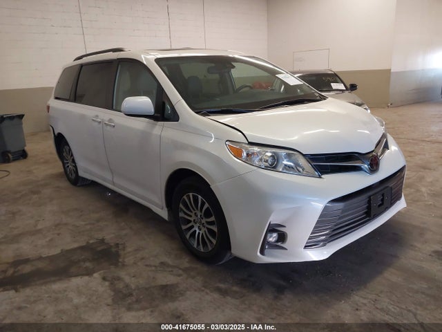 2020 TOYOTA SIENNA XLE