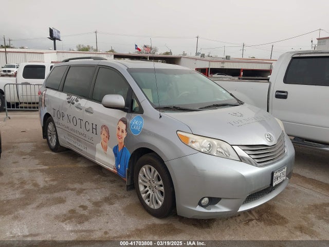 2013 TOYOTA SIENNA XLE V6 8 PASSENGER