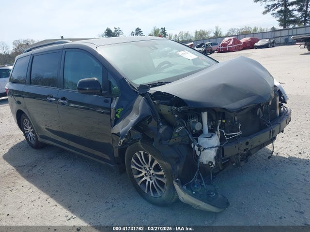2019 TOYOTA SIENNA XLE 8 PASSENGER