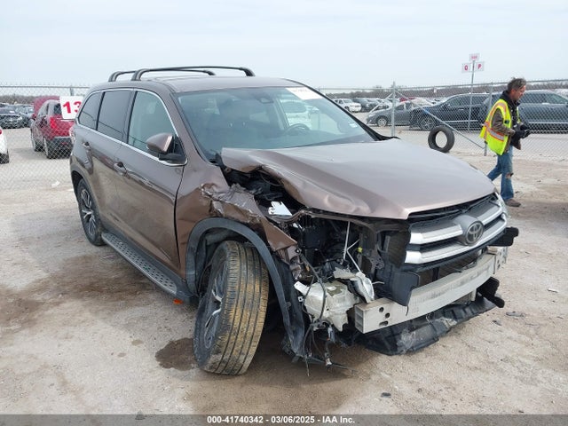 2019 TOYOTA HIGHLANDER LE