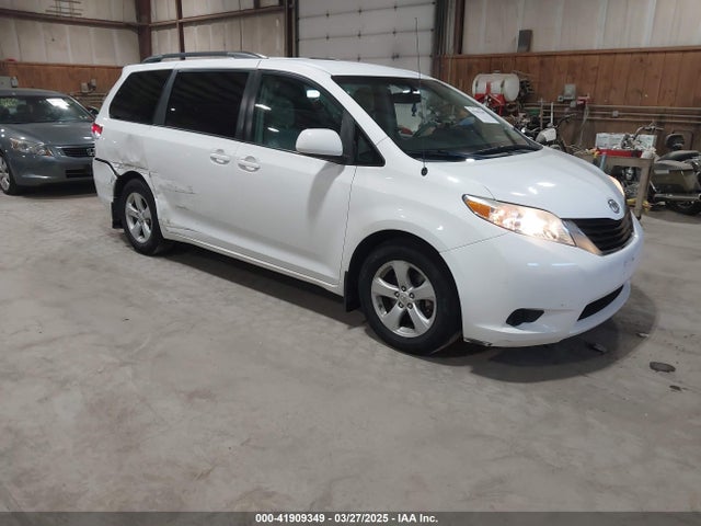 2011 TOYOTA SIENNA LE