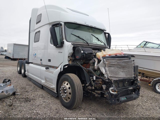 2025 VOLVO VN 