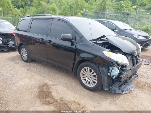 2014 TOYOTA SIENNA XLE V6 8 PASSENGER