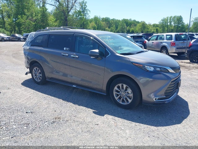 2024 TOYOTA SIENNA XLE