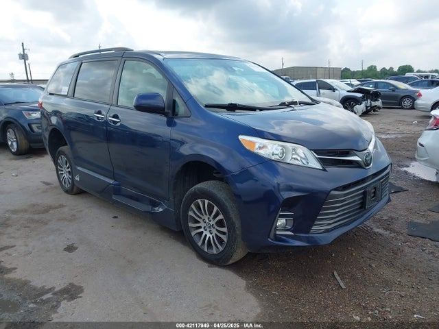 2019 TOYOTA SIENNA XLE 8 PASSENGER