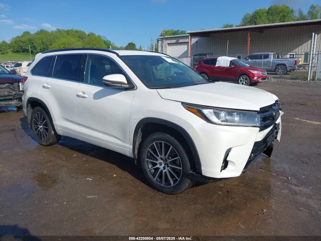 2017 TOYOTA HIGHLANDER SE
