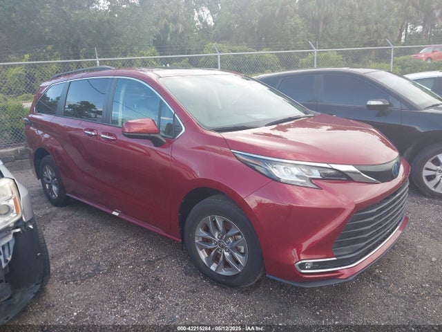 2022 TOYOTA SIENNA XLE